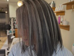 カラーで印象変わりますよ
