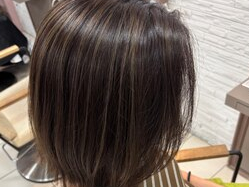 秋の白髪ぼかしは"バチバチ感"より"上品さ"